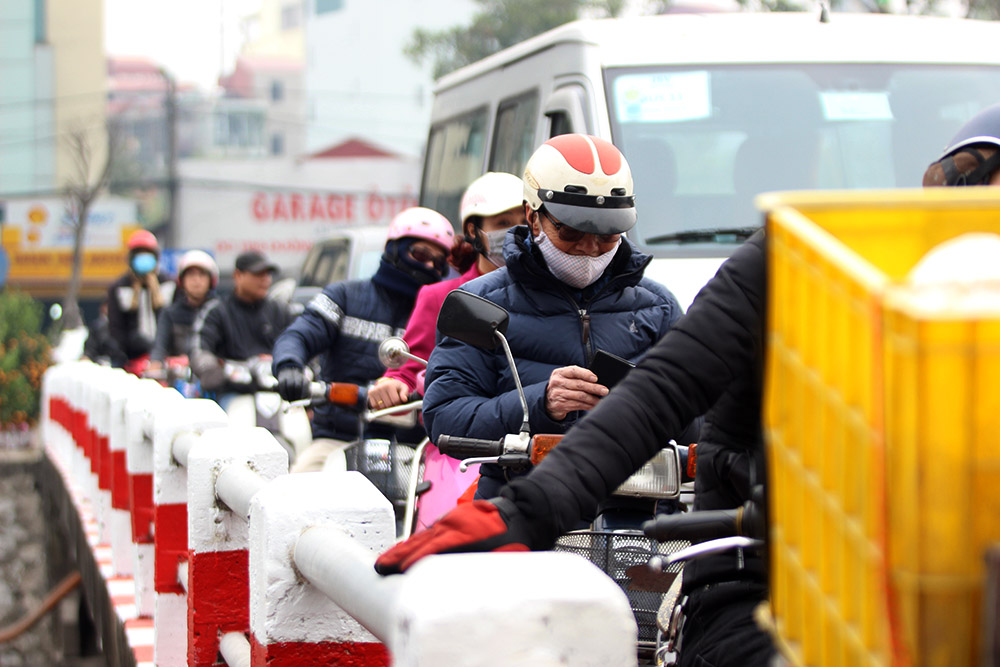 Tắc khủng khiếp giữa trưa từ ngõ ra đường lớn Hà Nội